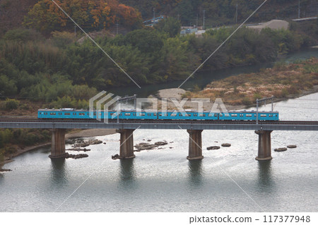 Sanyo Main Line 103 Series Train (Wake-Okayama to Mihara) Sanyo Main Line 103 Series Train (Wake-Okayama to Mihara) 117377948