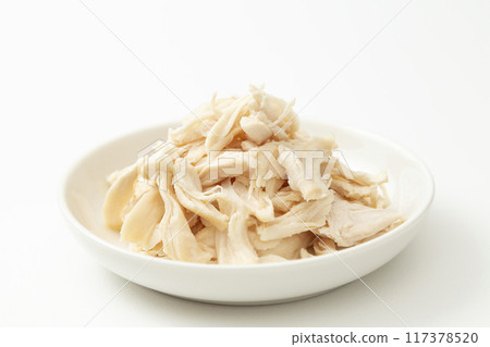 白色背景中煮熟和分裂的雞片 117378520