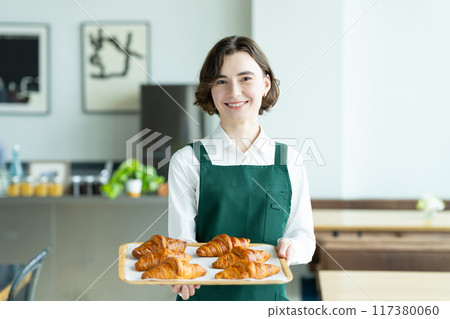 咖啡館的年輕外籍員工 117380060