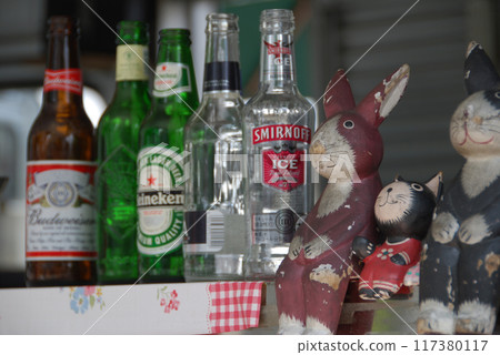 啤酒瓶和玻璃杯/老房子吧台，室內 117380117