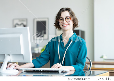 Young foreign woman working in an office 117380119