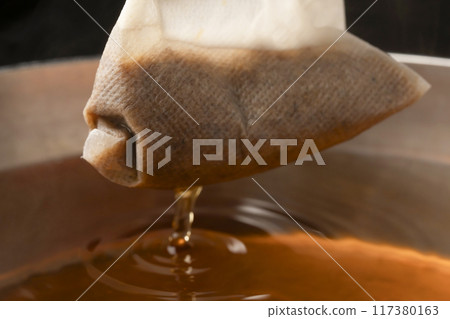 高湯湯包：用筷子夾起湯包 117380163