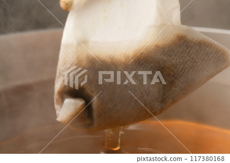 高湯湯包：用筷子夾起湯包 117380168
