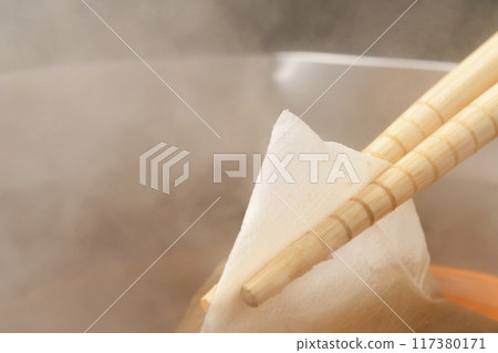 高湯湯包：用筷子夾起湯包 117380171