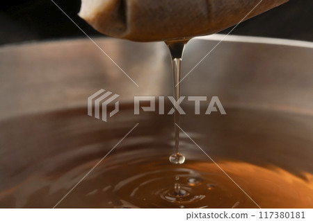 高湯湯包：用筷子夾起湯包 117380181