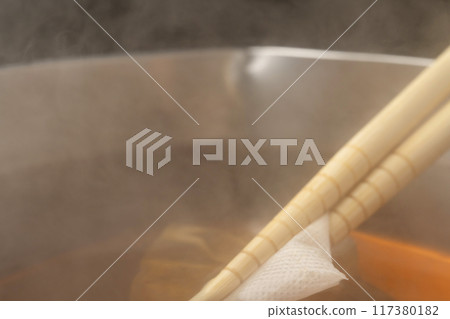 高湯湯包：用筷子夾起湯包 117380182