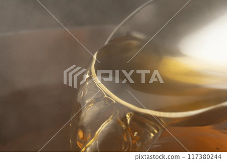 高湯:用湯匙舀出湯汁。 高湯:用湯匙舀出湯汁。 117380244