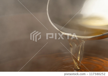 高湯:用湯匙舀出湯汁。 高湯:用湯匙舀出湯汁。 117380252