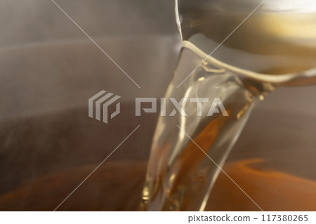 高湯:用湯匙舀出湯汁。 高湯:用湯匙舀出湯汁。 117380265