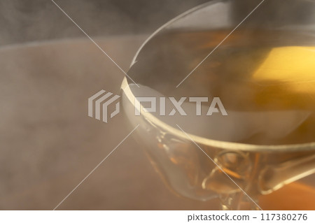 高湯:用湯匙舀出湯汁。 高湯:用湯匙舀出湯汁。 117380276