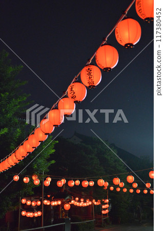 Japanese Red lanterns / Red lanterns at night, Bon Odori, decorations for summer and autumn festivals Japanese Red lanterns / Red lanterns at night, Bon Odori, decorations for summer and autumn festivals 117380452