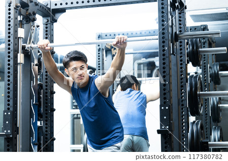 運動健身房訓練健身房男性肌肉訓練肖像 117380782