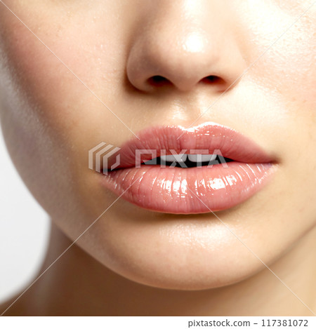 女性雙唇自然滋潤 117381072
