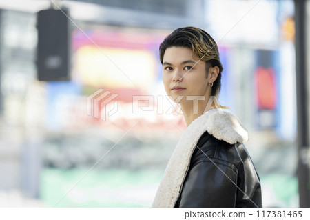 一個20多歲的男人站在街角的肖像 一個20多歲的男人站在街角的肖像 117381465