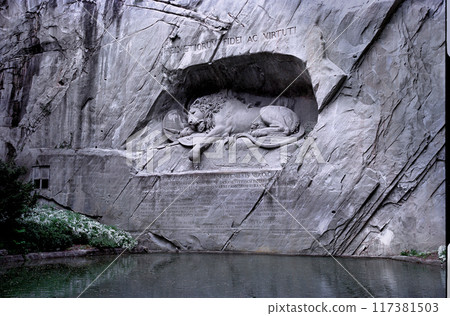 瑞士盧塞恩公園的獅子紀念碑,是法國大革命悲劇的紀念碑。 瑞士盧塞恩公園的獅子紀念碑,是法國大革命悲劇的紀念碑。 117381503