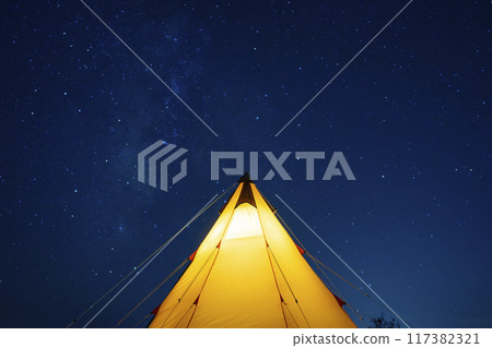 滿天星斗的天空和帳篷 117382321