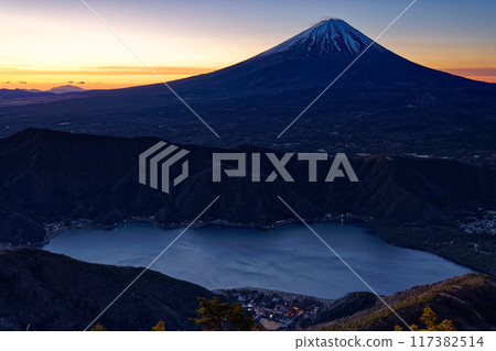從禦坂山脈和富士山看黎明時分的富士山和西湖 從禦坂山脈和富士山看黎明時分的富士山和西湖 117382514
