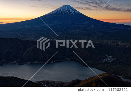從禦坂山脈和富士山看黎明時分的富士山和西湖 117382521