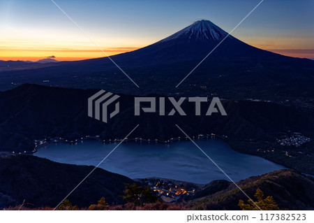 從禦坂山脈和富士山看黎明時分的富士山和西湖 從禦坂山脈和富士山看黎明時分的富士山和西湖 117382523