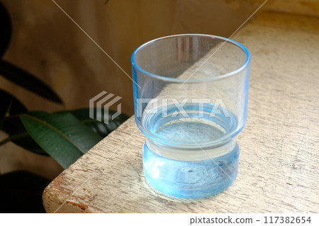 在桌子上的水 117382654