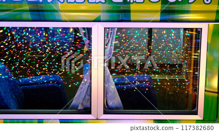 LED 照明反射在窗戶上 117382680