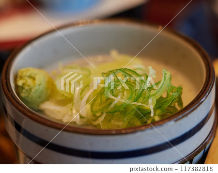 日本一家日本餐廳的蕎麥麵調味品和芥末 日本一家日本餐廳的蕎麥麵調味品和芥末 117382818