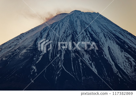 從Okusaga山看見的黎明富士山 117382869