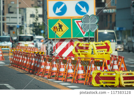 Traffic jams and road construction during morning commute in city Traffic jams and road construction during morning commute in city 117383128