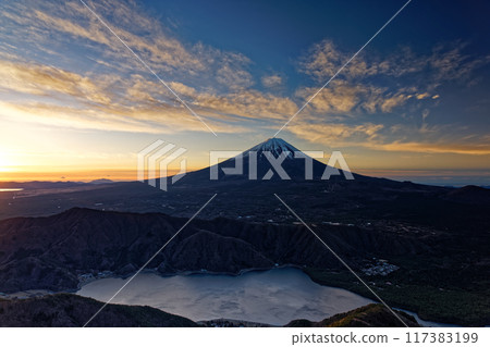 從禦坂山和雪戶岳看到的富士山、西湖和日出雲彩 117383199