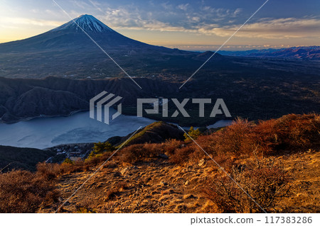 從禦坂山脈和富士山看到的早晨的富士山和西湖 117383286