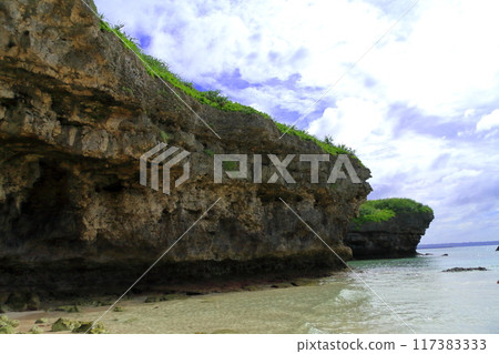 砂山海灘周圍的岩壁和岩石,據說是宮古島最美麗的海灘 砂山海灘周圍的岩壁和岩石,據說是宮古島最美麗的海灘 117383333