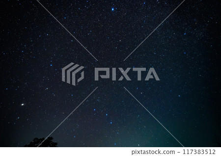 星空,夜空美麗的星系和閃亮的星星 星空,夜空美麗的星系和閃亮的星星 117383512