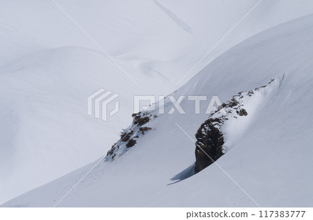 春季殘雪較多的立山室堂平雪山 春季殘雪較多的立山室堂平雪山 117383777