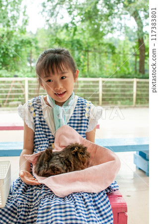 與小動物互動的女孩 117383801