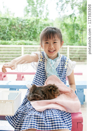 與小動物互動的女孩 與小動物互動的女孩 117383808