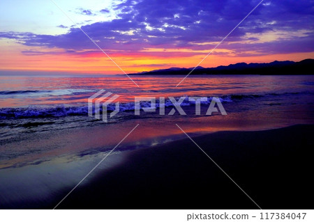 在晚上的波浪海灘 在晚上的波浪海灘 117384047