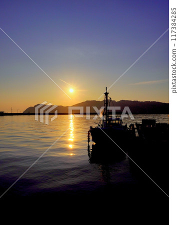 Fishing boat and sunrise 117384285