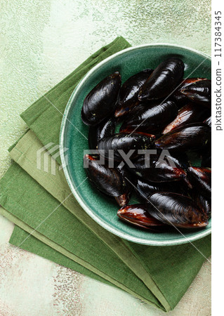 raw mussels in shells, in a bowl, top view, no people, 117384345