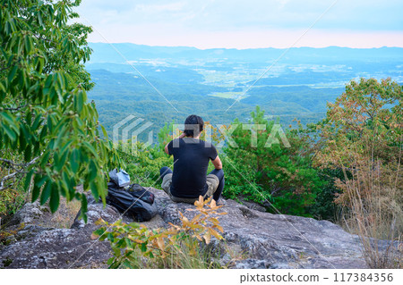 男人在山裡休息 117384356