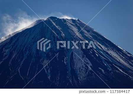 禦坂山脈小嶽山積雪升起的富士山 117384417