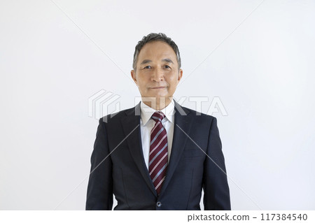 看照相機的資深商人 117384540