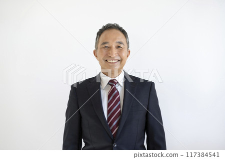 一個 60 多歲的商人看著相機 117384541