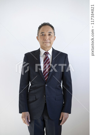 一個 60 多歲的商人看著相機 117384821