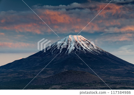 從精進峠看到的富士山和晚霞 117384986