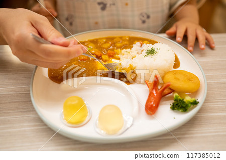 給孩子吃咖哩 117385012