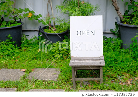 商店前安裝的木牌 商店前安裝的木牌 117385729