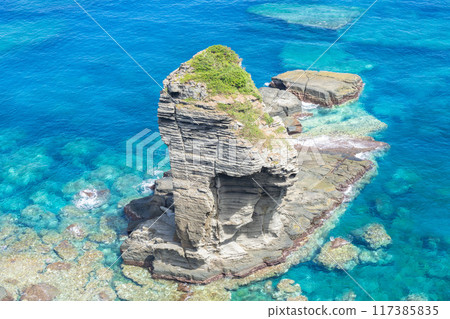 The magnificent view of Tategami Rock in Yonaguni The magnificent view of Tategami Rock in Yonaguni 117385835