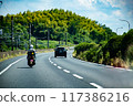 路上行駛的摩托車和汽車 117386216