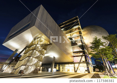 Building view of the Taipei Performing Arts Center in Taiwan. it's a modern building combining cube and sphere geometry. 117386381