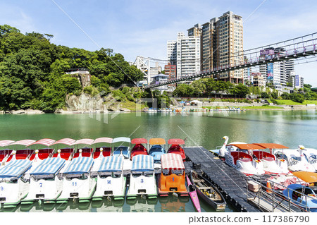 Beautiful view of Bitan Scenic Area in New Taipei City, Taiwan. it's one of the eight famous attractions in Taiwan. 117386790